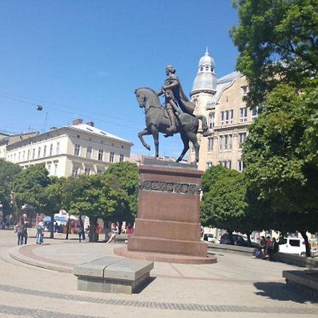 Apartment On Valova 16-2- 2 Minutes To Market Square Lviv Exterior foto