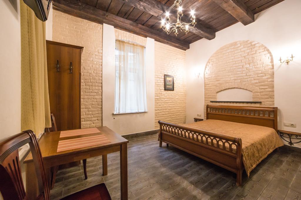 Apartment On Valova 16-2- 2 Minutes To Market Square Lviv Exterior foto